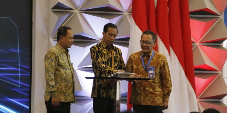 Presiden Joko Widodo, Menristekdikti Mohamad Nasir dan Ketua LIPI Laksana Tri Handoko dalam ajang ISE 2018.