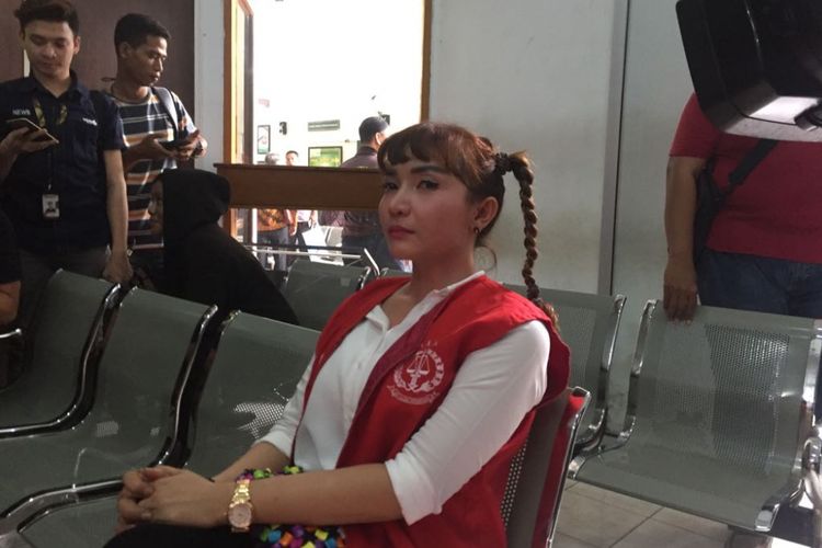 Roro Fitria tiba di Pengadilan Negeri Jakarta Selatan, Jalan Ampera Raya, Kamis (28/6/2018) untuk menjalani sidang beragenda pembacaan dakwaan dalam kasus dugaan penyalahgunaan narkotika.