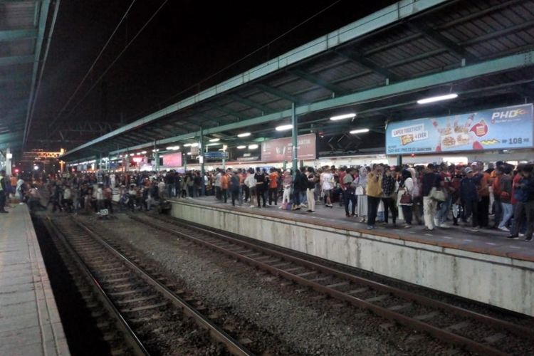 Stasiun Manggarai, Jakarta Selatan dipenuhi penumpang yang berasal dari suporter sepak bola, Kamis (6/9/2018) malam.