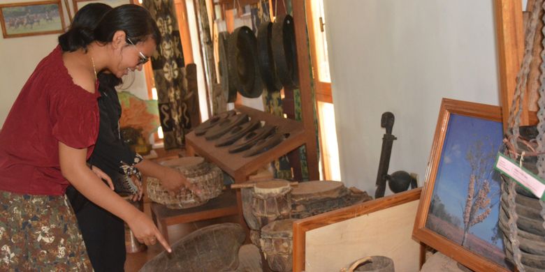 Mahasiswi Undana Kupang sedang mengunjungi Rumah Budaya Sumba di Weetabula, Kabupaten Sumba Barat Daya, NTT, Kamis (9/8/2018).  