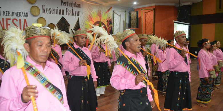 Menari danding Rombeng Rajong khas masyarakat Kecamatan Elar Selatan, Kabupaten Manggarai Timur, Flores, NTT, Rabu (12/12/2018) lalu di gedung MCC Ruteng. 