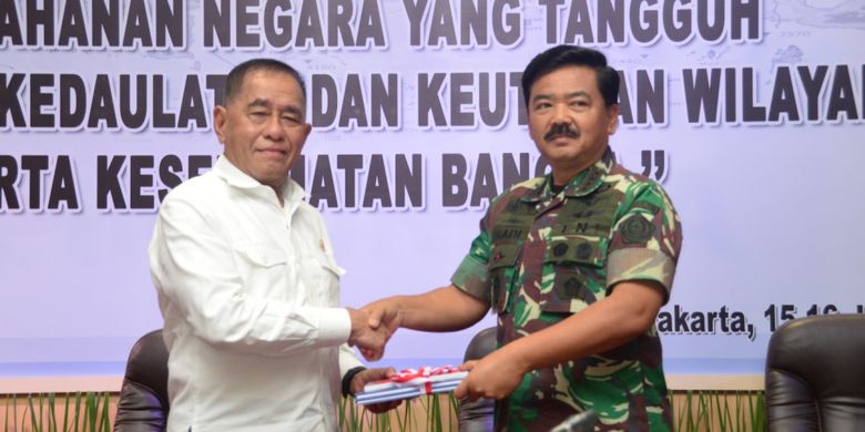 Menteri Pertahanan Ryamizard Ryacudu menyerahkan kebijakan pertahanan negara 2019 kepada Panglima TNI Marsekal Hadi Tjahjanto saat Rapat Pimpinan Kementerian Pertahanan pada pertengahan Januari lalu.