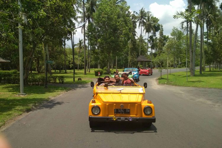 Mobil VW disediakan pengelola Candi Borobudur di Magelang, Jawa Tengah untuk wisatawan yang ingin berkeliling kawasan Borobudur. 