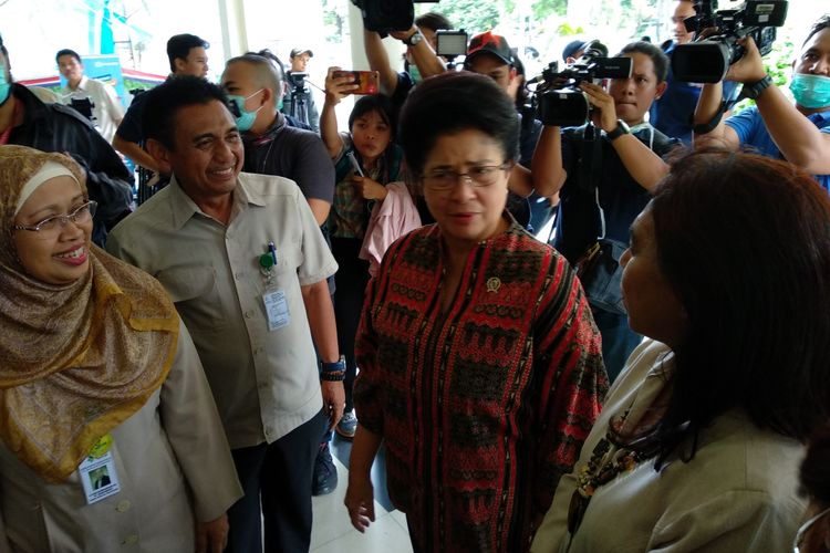 Menteri Kesehatan Nila Djuwita Moeloek mengunjungi RSPI Sulianti Saroso untuk melihat penanganan wabah difteri Senin, (11/12/2017)