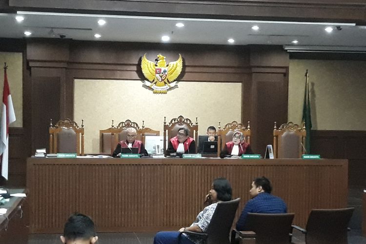 Perawat Rumah Sakit Medika Pernata Hijau bersaksi di Pengadilan Tipikor Jakarta, Senin (26/3/2018).