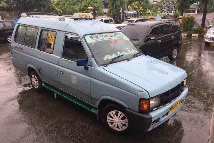 Seorang sopir mikrolet M30 trayek Tanjung Priok-Pulo Gadung bernama Erlangga diamankan polisi atas dugaan percobaan pencurian dengan kekerasan terhadap korban bernama Asih Sukarsih di jalur buswaya Jalan Yos Sudarso, Koja, Jakarta Utara, Sabtu (23/6/2018). Kejadian itu mengakibatkan Asih meninggal dunia karena melompat dari mikrolet untuk menghindari pada pelaku, Senin (25/6/2018).