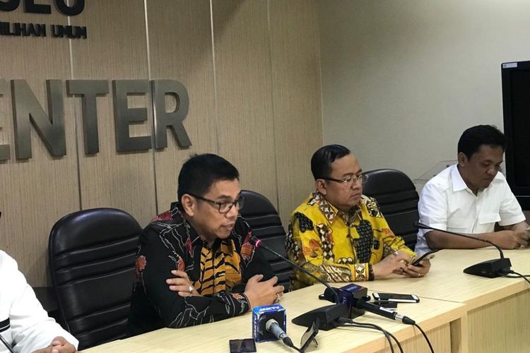 Wakil Badan Pemenangan Nasional (BPN) Prabowo-Sandiaga, Hinca Panjaitan, di Kantor Bawaslu RI, Jakarta Pusat, Senin (10/12/2018). 