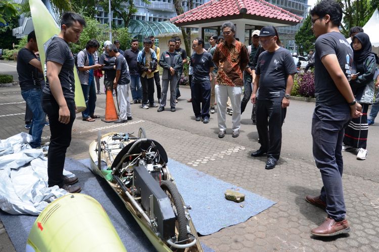 Tim Rakata ITB bersama dengan produk kendaraan hasil pengembangannya.