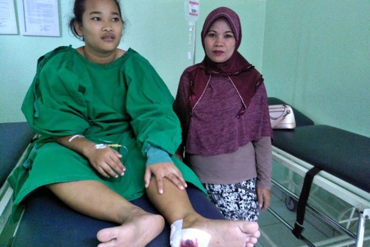 Mariyah (23) warga Jalan Faqih Usman, Lorong Karya, Kelurahan 2 Ulu, Kecamatan Seberang Ulu I Palembang, Sumatera Selatan yang menjadi korban peluru nyasar saat menjalani perawatan di rumah sakit usai terkena tembakan peluru nyasar dikaki kiri