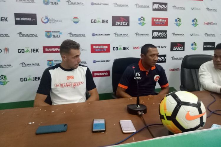 Pelatih Perseru Serui, Putu Gede (tengah) dalam konferensi pers di Stadion Gajayana, Kota Malang, Sabtu (26/5/2018)