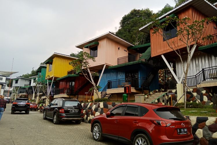 Tampilan penginapan kontainer double deck yang tersusun dan warna-warni berna vila Gladiator, di Jeep Station Indonesia Resort, Megamendung, Jawa Barat, Sabtu (26/5/2018).