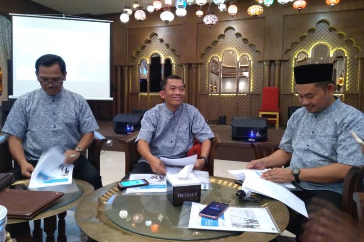 Ahmad Daryanto Ariyadi, General manager PLN Unit Induk Pembangunan (UIP) Jawa Bagian Tengah (JBT) I (tengah), sedang menjelaskan tentang PLTA Upper Cisokan.