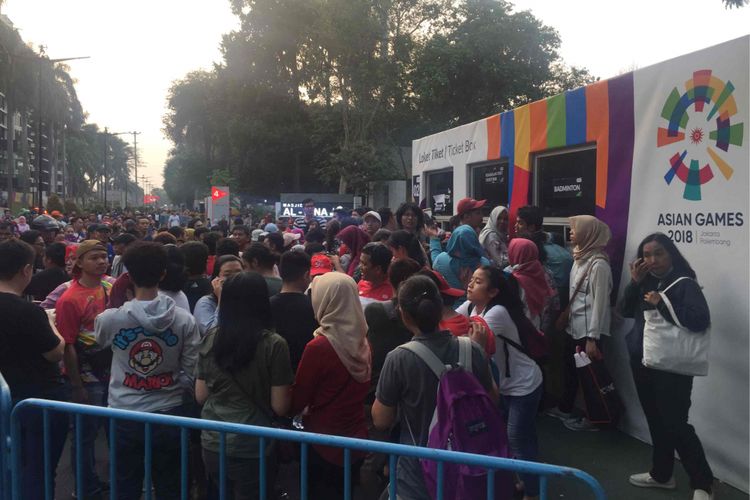  Panitia tiket Inasgoc mengizinkan para pengunjung yang tidak kebagian tiket final bulu tangkis untuk masuk ke area festival di dalam kawasan Gelora Bung Karno, Jakarta Pusat, melalui pintu 5,6, dan 7, Rabu (22/8/2018). Hal itu dilakukan melihat antusiasme warga yang sejak Rabu subub mengantre tapi hingga pertandingan dimulai belum juga mendapatkan tiket.