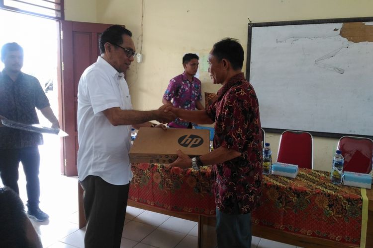 Sekjen Kemendag Karyanto Supri menyerahkan bantuan berupa laptop dan proyektor kepada Kepala Sekolah SMA Negeri 9 Berau Sarwan MPd. Bantuan itu untuk mendukung proses mengajar para guru di SMA Negeri 9 Berau, Kalimantan Timur, Kamis (20/9/2018)