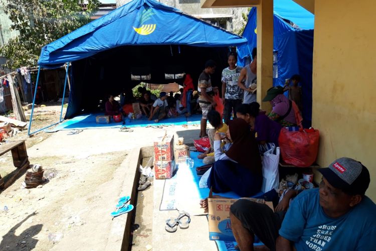 Ratusan korban kebakaran di belakang kawasan AY Patty, Kecamatan Sirimau Ambon mulai mengungsi di tenda darurat yang dibangun BPBD Kota AMbon tak jauh dari lokasi kebakaran, Rabu (9/1/2019)