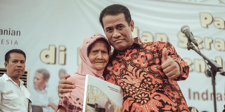 Menteri Pertanian Andi Amran Sulaiman berfoto bersama Nenek Ratem, seorang nenek asal Desa Tegal Girang, Indramayu yang juga anggota Kelompok Tani (Poktan) Dewi Sri, Kamis (4/4/2019).