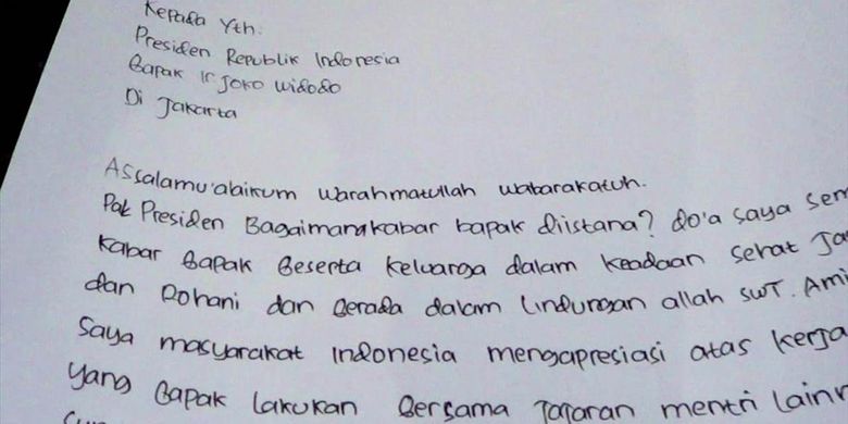 Isi surat Selpi Lusnawati (27) anak semata wayang TKI Alis Juariah (47) yang ditulis tangan yang ditujukan kepada Presiden Jokowi untuk meminta bantuan sang presiden agar membantu memulangkan ibunya yang sudah 21 tahun berada di Arab Saudi.