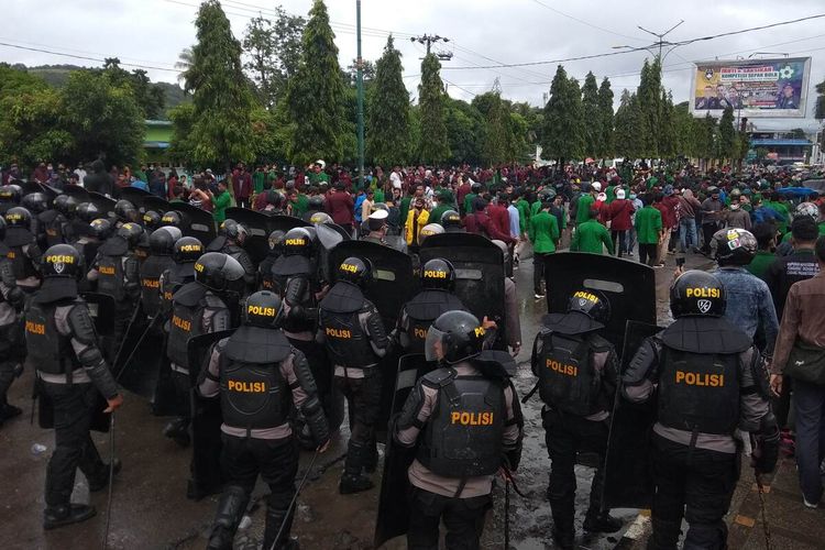 Ratusan personel polisi dan brimob berusaha menghalau massa mahasiswa saat aksi unjuk rasa menolak Undang-undang Cipta Kerja di Kota Padang Sidempuan, Sumatera Utara, Kamis (8/10/2020). Aksi berujung ricuh, dan menyebabkan sedikitnya empat polisi, dua mahasiswa dan satu petugas Satpol PP terluka.