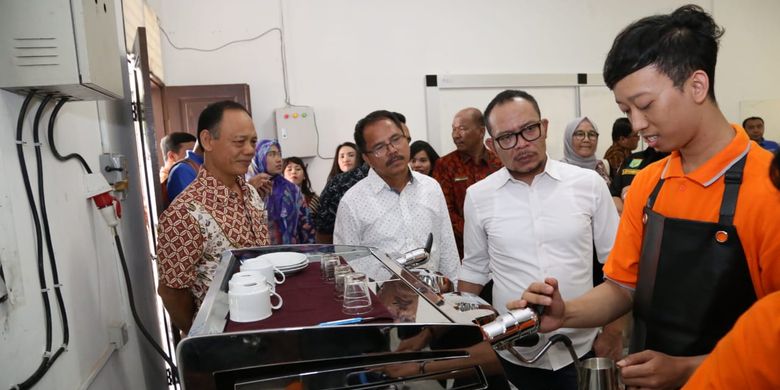 Menteri Ketenagakerjaan (Menaker) Muhammad Hanif Dhakiri berkunjung ke salah satu Balai Latihan Kerja (BLK) di Indonesia. 