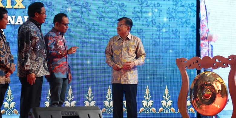 Menteri Ketenagakerjaan (Menaker) M. Hanif Dhakiri sedang berdiskusi dengan Wapres Jusuf Kalla ketika membuka Rakerkonas Apindo ke-29 di Kepulauan Riau, Selasa (2/4/2019).