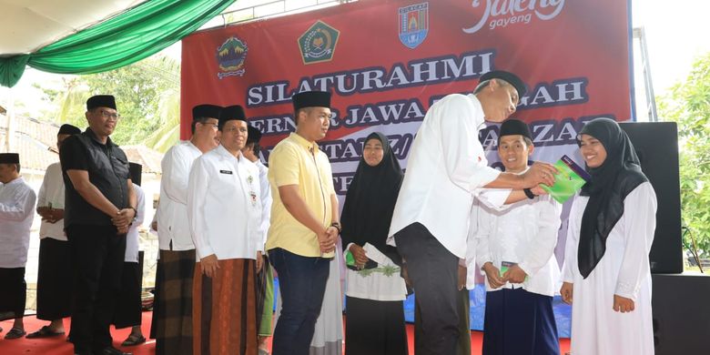 Gubernur Jawa Tengah Ganjar Pranowo mewakili Pemprov Jateng memberikan insentif kepada guru ngaji yang ada di Jawa Tengah. 