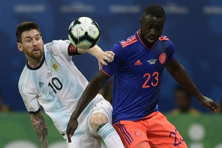 Lionel Messi berebutan bola dengan Davinson Sanchez pada pertandingan Argentina vs Kolombia dalam ajang Copa America 2019 di Fonte Nova Arena, Salvador, 15 Juni 2019.