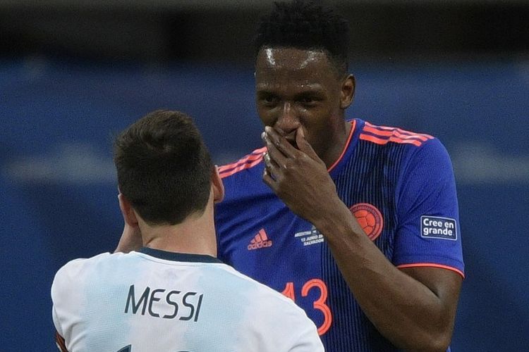 Lionel Messi dan Yerry Mina berbincang jelang laga Argentina vs Kolombia pada ajang Copa America 2019 di Fonte Nova Arena, Brasil, 15 Juni 2019. 