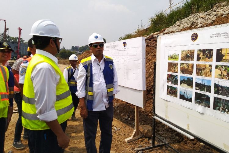Menhub Budi Karya Sumadi saat menyambangi lokasi proyek DDT Sukabumi-Bogor seksi Cicurug-Cigombong, Sabtu (25/8/2018).
