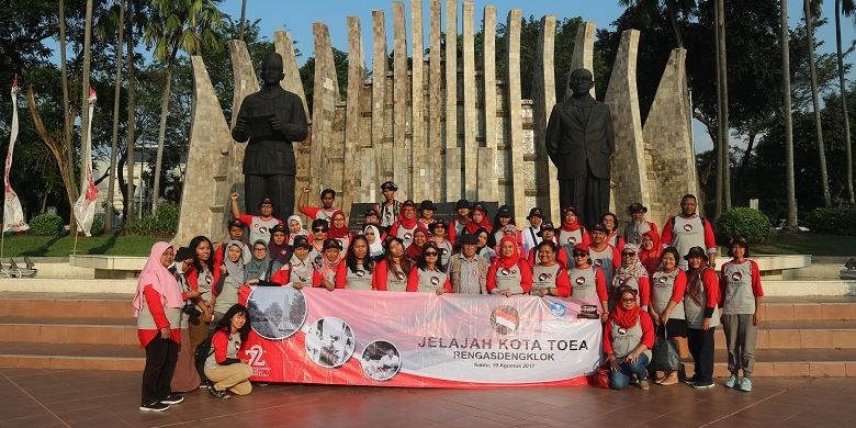Anggota Komunitas Jelajah Budaya berkumpul di Tugu Proklamasi, Jakarta, Sabtu (19/8/2017).