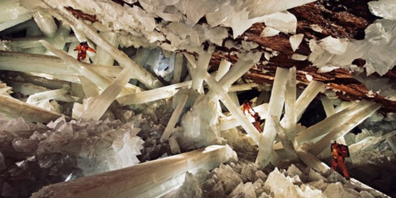 Gua yang menyimpan kristal ribuan kaki di bawah tanah ini ditemukan pada tahun 2000 di Meksiko. 