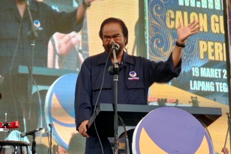 Ketua Umum Partai Nasdem Surya Paloh saat berpidato dalam deklarasi dukungan partai Nasdem untuk Ridwan Kamil di Lapangan Tegalega Bandung, Minggu (19/3/2017)