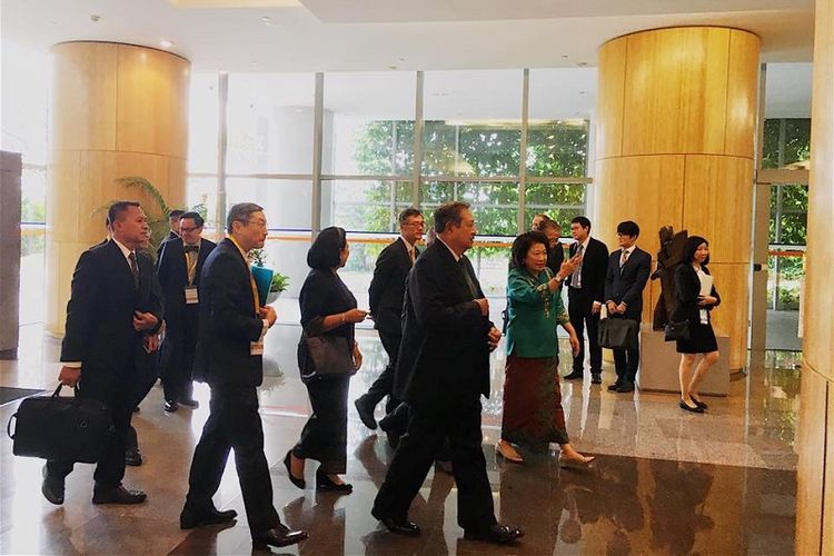Mantan Presiden Susilo Bambang Yudhoyono tiba di lokasi Raffles Dialogue di University Hall, National University of Singapore, Senin (4/9). SBY didampingi oleh istri Ani Yudhoyono. Ikut menyambut SBY adalah mantan Menteri Perdagangan Mari Elka Pangestu