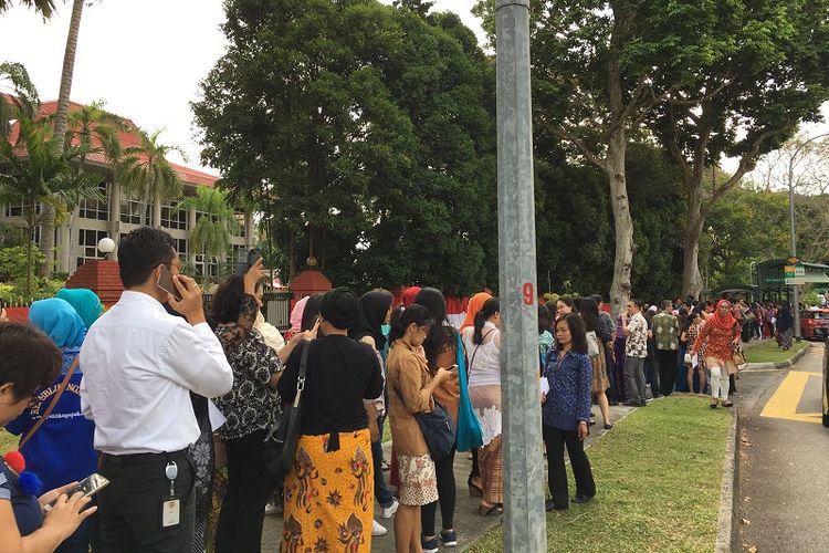 Ratusan warga Indonesia di Singapura mengantre untuk bertemu dengan Presiden Joko Widodo di kompleks KBRI Singapura, Rabu (6/9/2017).