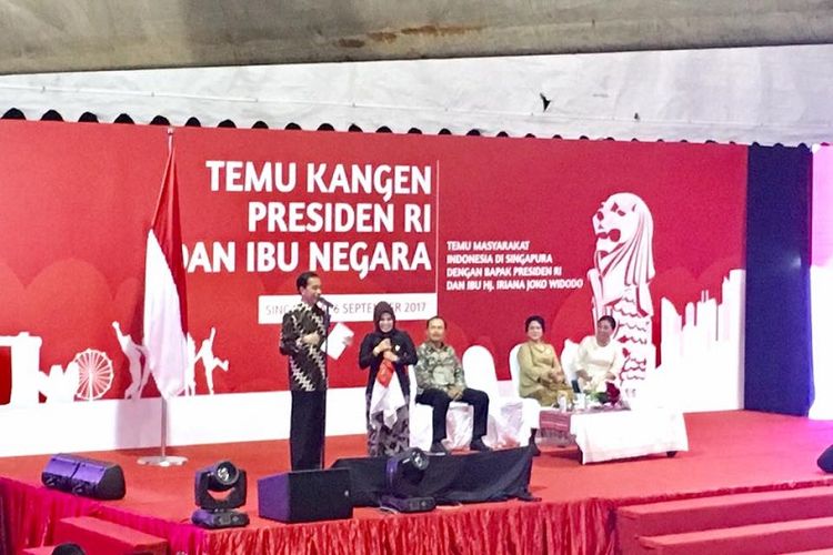 Presiden Joko Widodo memberikan kuis terhadap salah satu hadirin bernama Juniarti dari Brebes yang berhasil membawa pulang sepeda. 