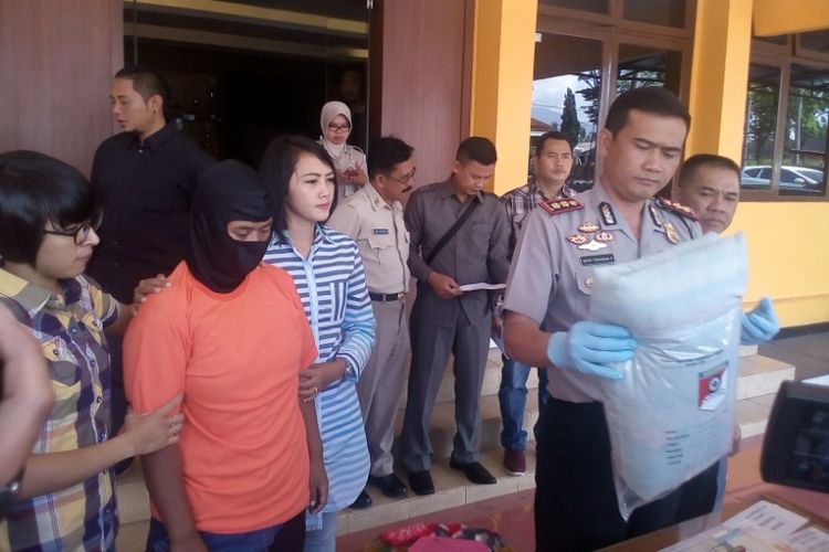 Kapolres Garut AKBP Novri Turangga menunjukan barang bukti saat menggelar jumpa pers di Polres Garut, Selasa (24/10/2017)