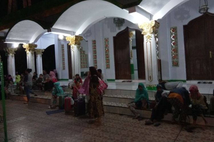 Warga menunggu di depan rumah ibadah pasca-Ambon diguncang gempa sebanyak 5 kali, Selasa (31/10/2017) malam.