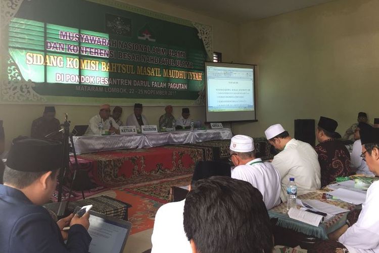Lebih dari 100 alim ulama yang mengikuti Musyawarah Nasional dan Konferensi Besar PB Nahdlatul Ulama di Mataram, Nusa Tenggara Barat, Jumat (24/11/2017), dibagi ke dalam tiga komisi.