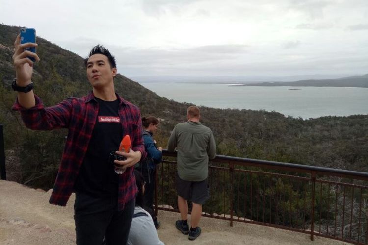 Daniel Mananta sedang ber-selfie di Wineglass Bay Lookout, Taman  Nasional Freycinet, Tasmania.