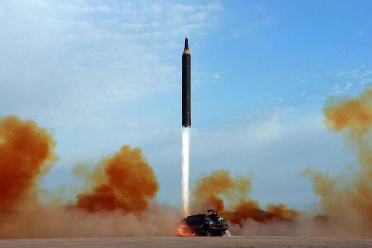 Salah satu uji coba peluncuran misil Hwasong-12.