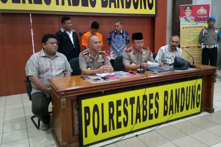 Polisi akhirnya menangkap pengemudi taksi online yang melakukan perampokan terhadap seorang karyawati Bank di Kota Bandung. Pelaku berinisial AL (26) ditangkap di kediamannya di Jalan Babakan Cilandak, Sukasari, Kota Bandung.