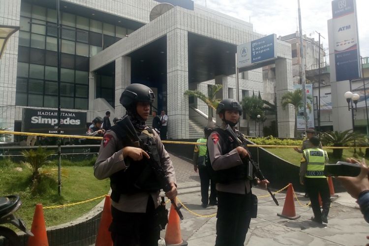 Aparat keamanan bersenjata lengkap langsung melakukan penjagaan di depan kantor BRI Garut, Rabu (14/2/2018)
