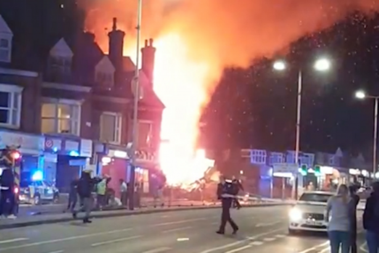 Layanan darurat tiba lokasi kejadian, setelah ledakan memicu kebakaran sebuah toko di Hinckley Road, Leicester, Inggris, Minggu (25/2/2018). (PA via The Independent)