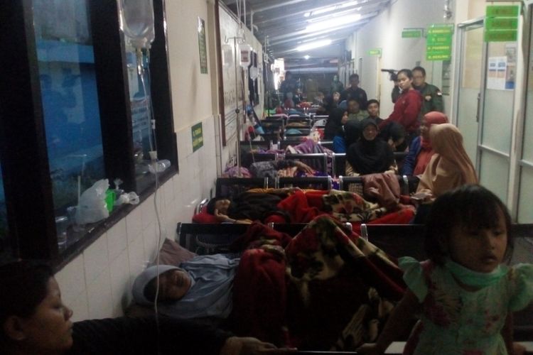 Selasar Puskesmas Malangbong yang biasa jadi empat tunggu pasien dijadikan tempat perawatan warga yang terkena dampak keracunan makanan, Selasa (6/3/2018).