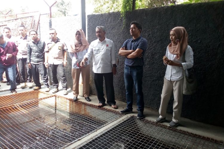Calon Wakil Gubernur Jawa Barat Ahmad Syaikhu didampingi Direktur PT GMP meninjau instalasi pengolahan air limbah, Sabtu (24/3/2018