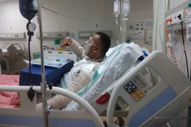 Kondisi Rifai Hadi (37) petugas damkar Sektor Kembangan yang mengalami luka bakar saat mengevakuasi warga di kebakatan Taman Kota, RT 16 RW 05, Kembangan Utara, Kembangan, Jakarta Barat pada Rabu (4/4/2018). (Dok. Damkar Sektor Kembangan).