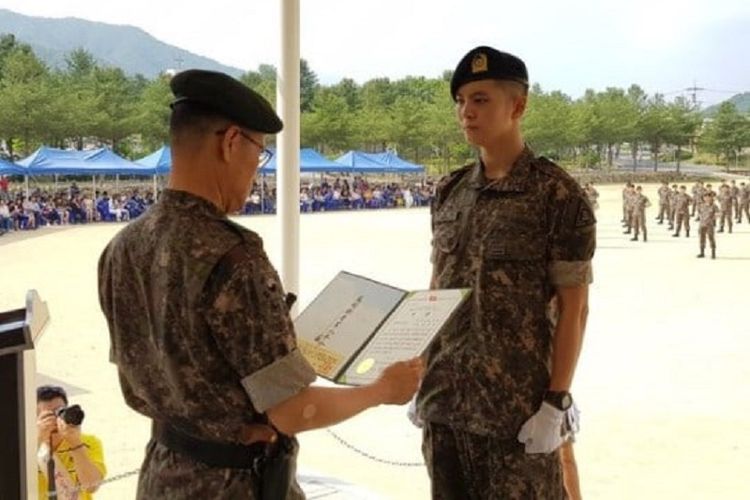 Artis peran Korea Selatan Joo Won (kanan) mengikuti upacara kenaikan pangkat menjadi asisten instruktur di kesatuannya.