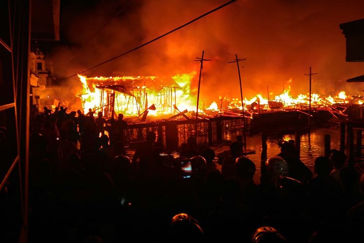 Puluhan rumah warga dan kos-kosan di Kelurahan Kampung Makassar Timur, Kota Ternate, Maluku Utara ludes terbakar, Kamis (19/4/2018) dini hari.