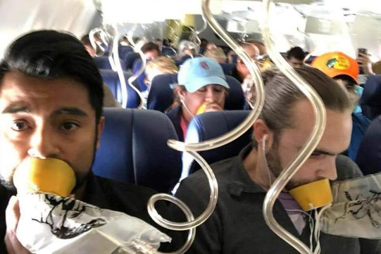 Suasana di dalam kabin maskapai Southwest Airlines saat salah satu mesin pesawat rusak, Selasa (17/4/2018). (Facebook/Marty Martinez)