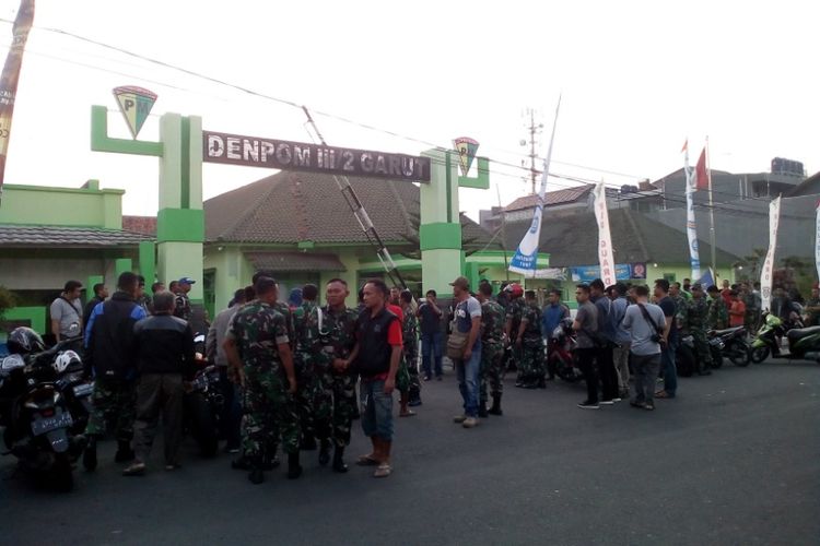 Sejumlah rekan seangkatan dan satu kesatuan dengan Kopda Raden Gunawan, tampak berkumpul di depan markas Dandenpom Garut untuk melihat mereka yang diduga pelaku, Senin (7/5/2018).