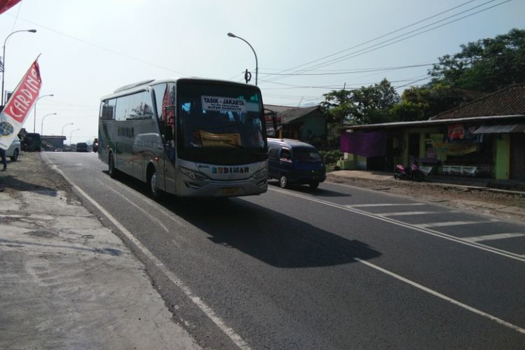Sejumlah kendaraan saat melintas di Jalur Nagerg, Kabupaten Bandung, Sabtu (9/6/2018). 